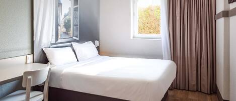 Premium bedding, desk, soundproofing, free WiFi