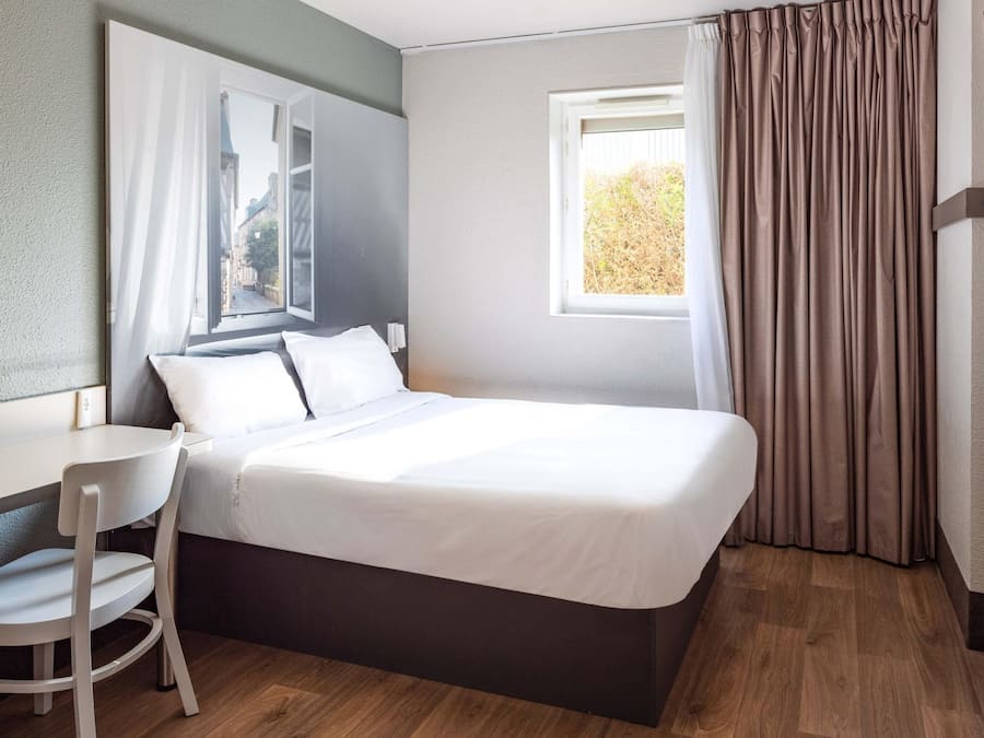 Ropa de cama de alta calidad, escritorio y sistema de insonorización