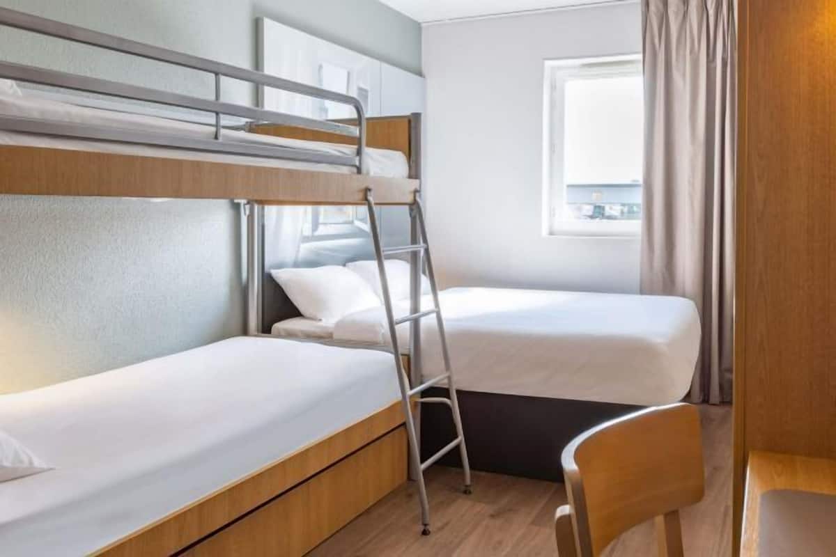 Premium bedding, desk, soundproofing, free WiFi