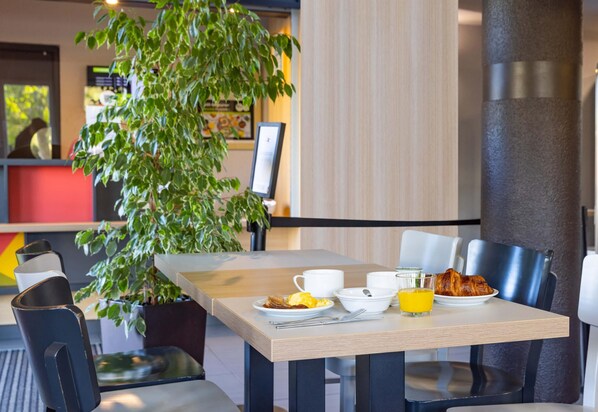 Dining - B&B HOTEL Rennes Est Cesson Sévigné 3 étoiles (Cesson-Sevigne)