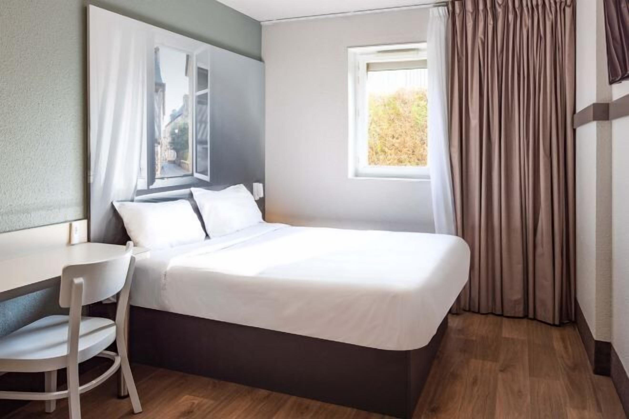 Premium bedding, desk, soundproofing, free WiFi