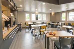 Daily buffet breakfast for a fee - B&B HOTEL Rennes Est Cesson-Sévigné (Cesson-Sevigne)