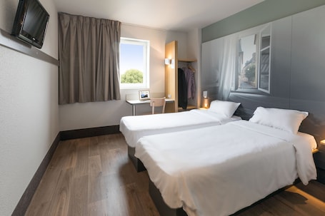 Ropa de cama de alta calidad, escritorio y sistema de insonorización