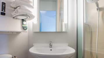Douche, articles de toilette gratuits, sèche-cheveux