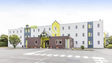 Vista frontal de la propiedad