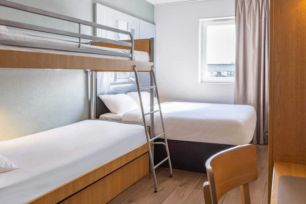 Quarto quádruplo, para não fumantes | Roupas de cama premium, escrivaninha, quartos à prova de som