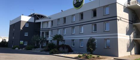 Vista frontal de la propiedad