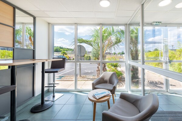 Petit déjeuner buffet servi tous les jours en supplément