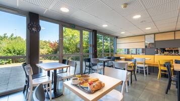 Petit déjeuner buffet servi tous les jours en supplément