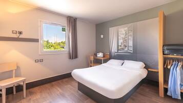 Chambre Double, accessible aux personnes à mobilité réduite, non-fumeurs | Literie de qualité supérieure, bureau, rideaux occultants