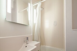 Shower, free toiletries, towels - B&B HOTEL Creil Chantilly (Creil)