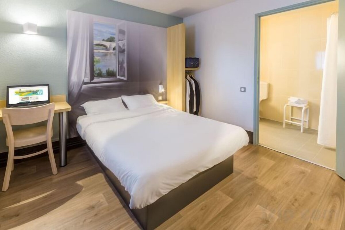 Ropa de cama de alta calidad, escritorio y cortinas blackout