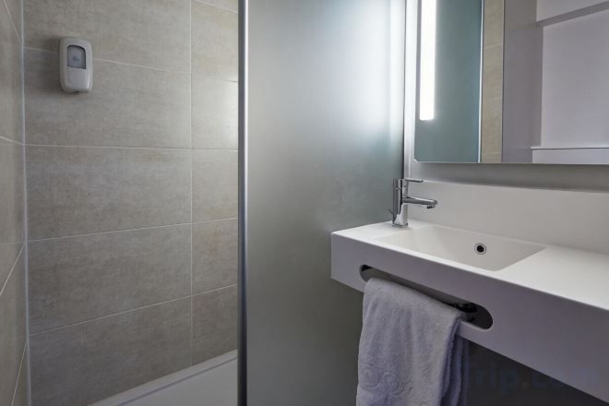 Ducha, artículos de tocador gratuitos, toallas