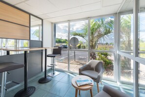 Daily buffet breakfast for a fee - B&B HOTEL Creil Chantilly (Creil)