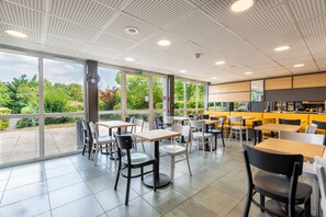 Petit déjeuner buffet servi tous les jours en supplément