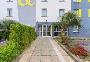 Entrada de hotel com uma placa indicando