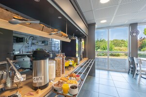 Se ofrece un desayuno bufé todos los días (por un coste adicional)