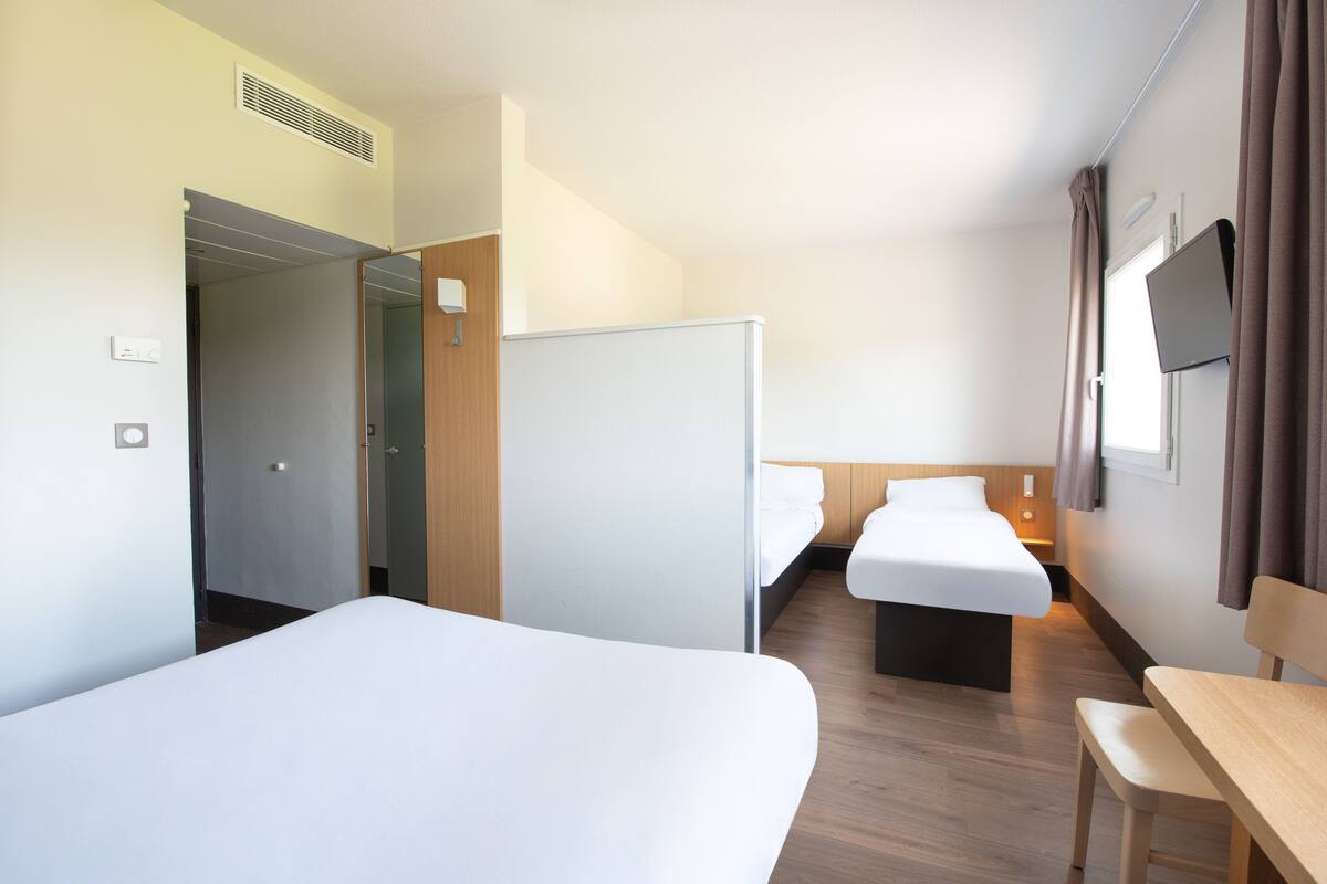 Luxe beddengoed, een bureau, verduisterende gordijnen