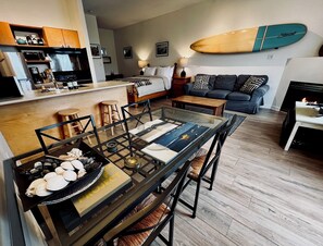 Appartamento, fronte oceano | Cucina privata | Frigorifero con congelatore, microonde, forno, lavastoviglie