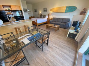 Appartement, aan zee | Woonruimte | Flatscreentelevisie