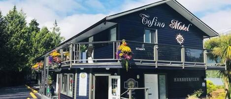 Een gebouw met twee verdiepingen waarop de borden 'Cifino Motel' en 'Harbourview' staan.
