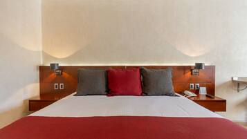 Suite estudio junior, 1 cama King size | Edredón, caja de seguridad en la habitación y escritorio