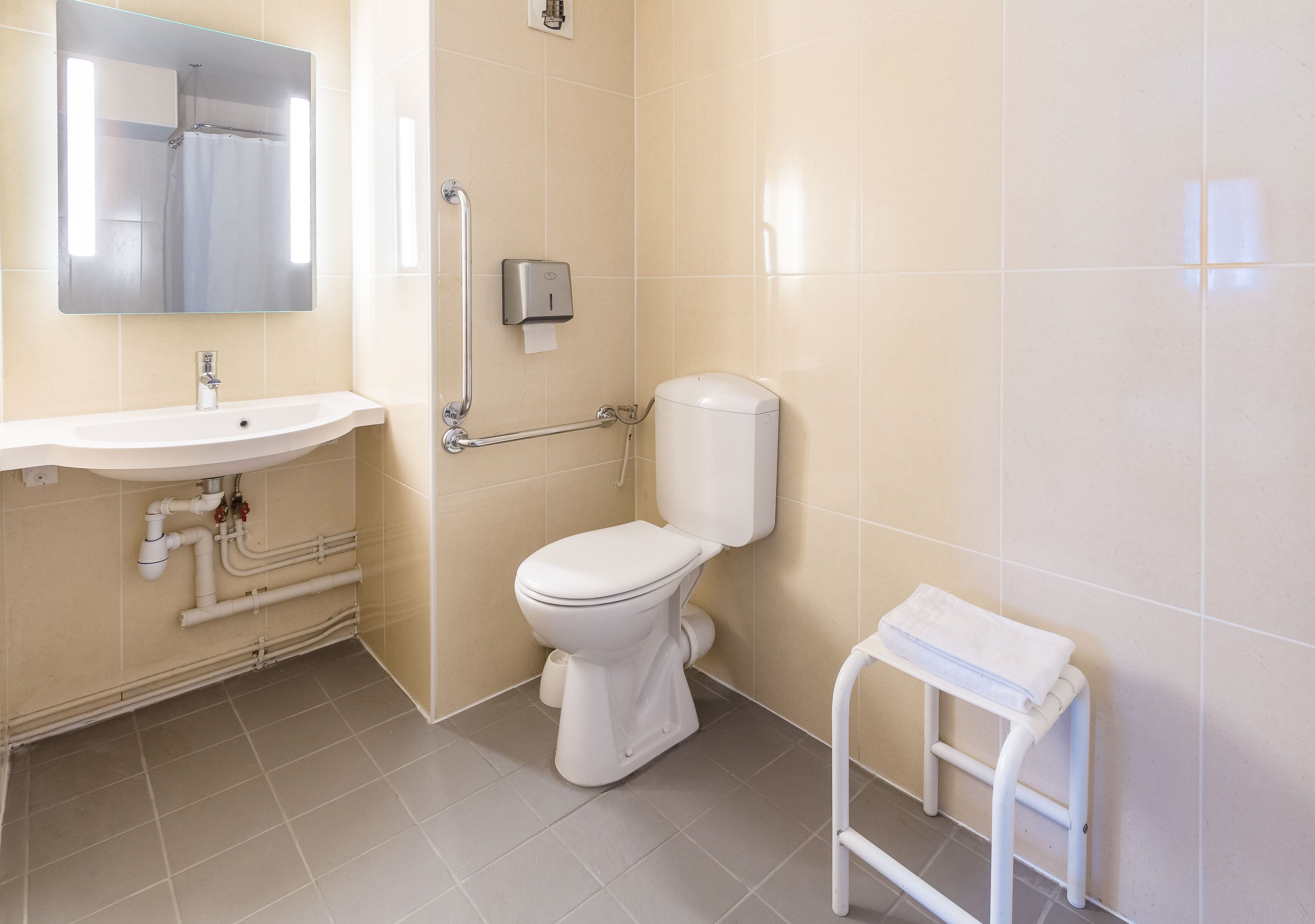 double room, accessible, non smoking | bathroom | shower, towels