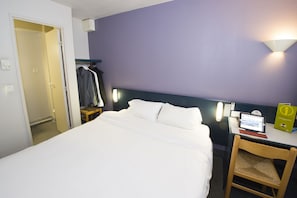 Desk, soundproofing, free WiFi, bed sheets