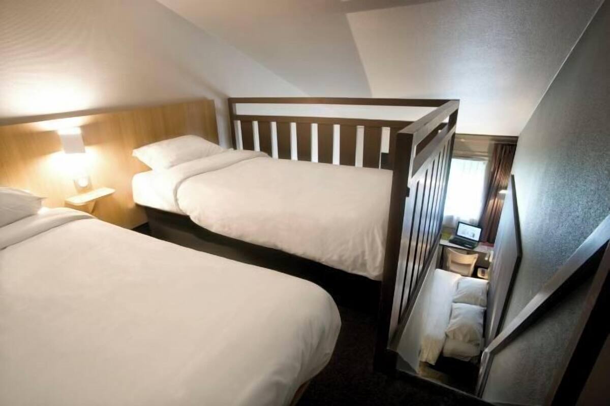 Desk, soundproofing, free WiFi, bed sheets