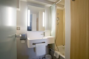 Badkamer met wastafel
