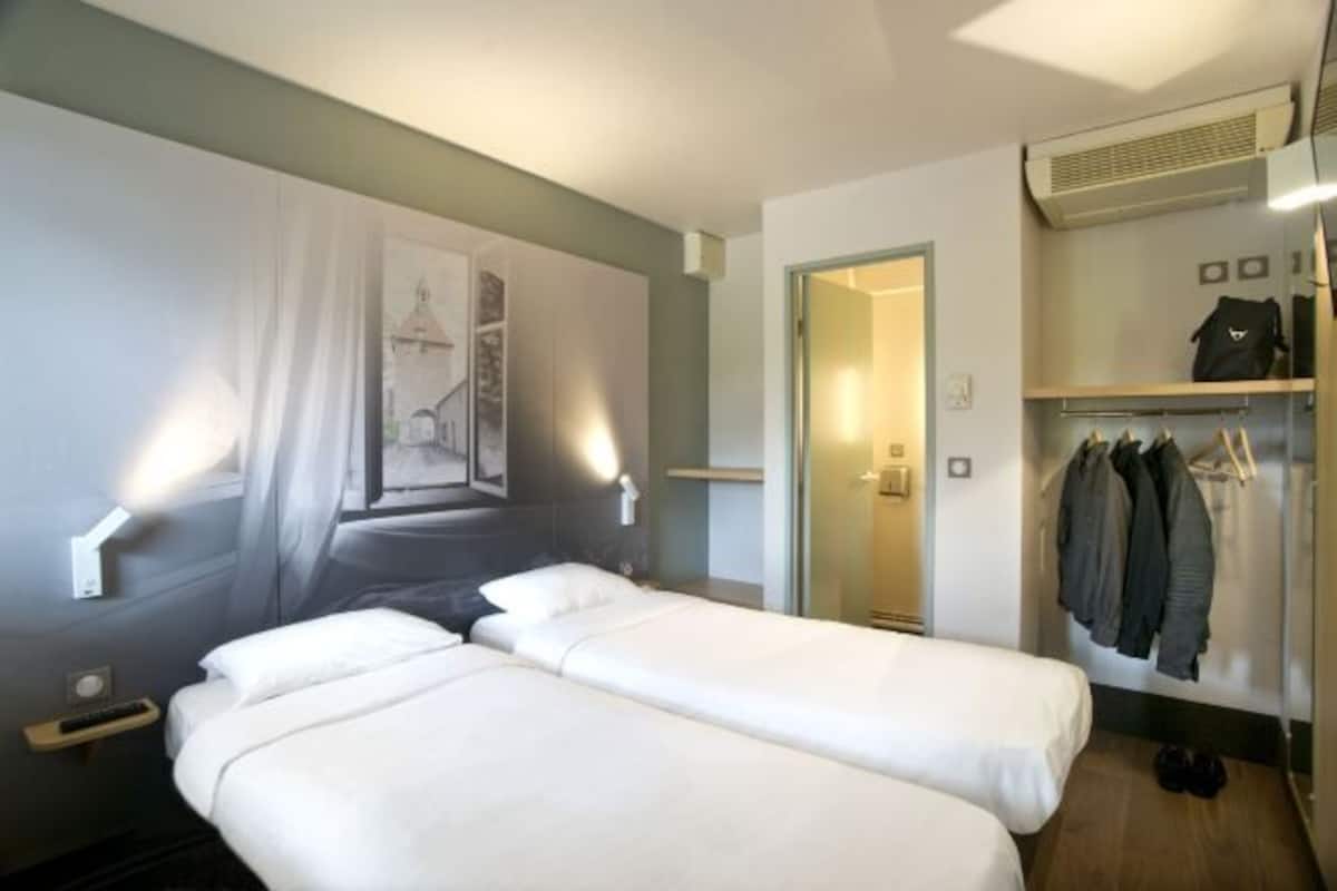 Escritorio, insonorización, wifi gratis y ropa de cama