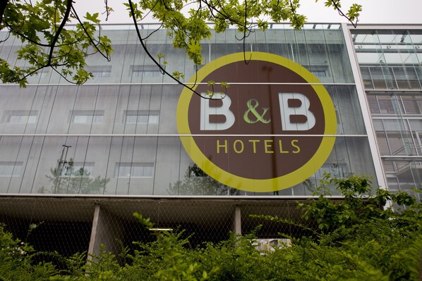A building with a large circular sign reading "B&B HOTELS". - B&B HOTEL Lille Centre Grand Palais (Lille)