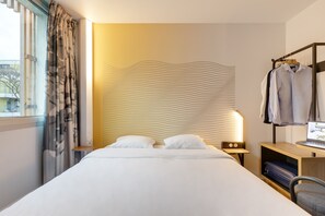 Desk, laptop workspace, blackout drapes, soundproofing - B&B HOTEL Lille Centre Grand Palais (Lille)