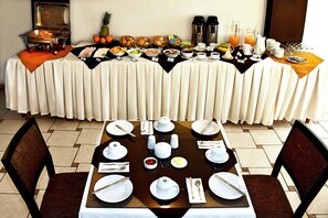 Desayuno continental gratuito y diario