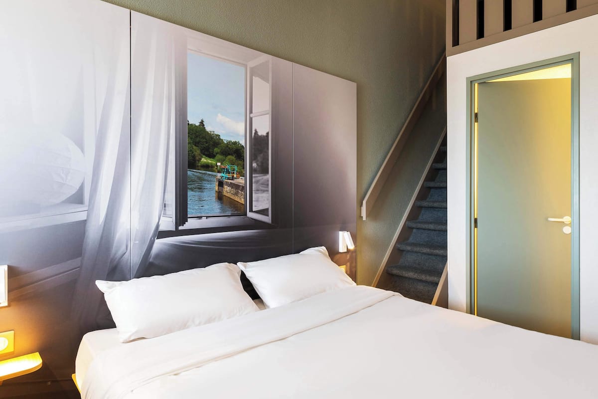 Vierbettzimmer | Hochwertige Bettwaren, Schreibtisch, schallisolierte Zimmer