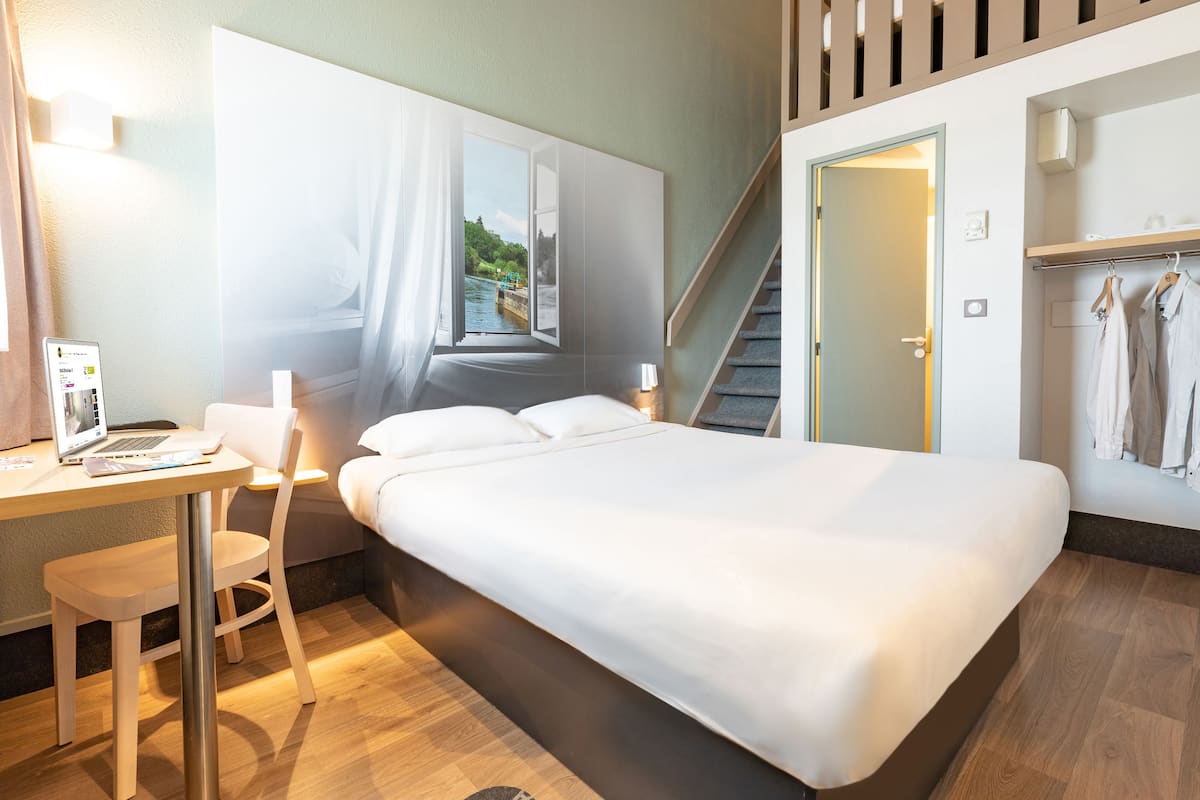 premium bedding, desk, soundproofing, free wifi