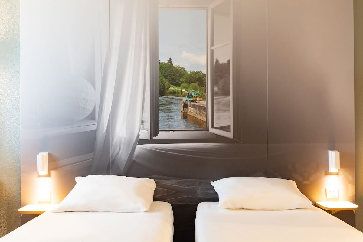 twin room | premium bedding, desk, soundproofing, free wifi