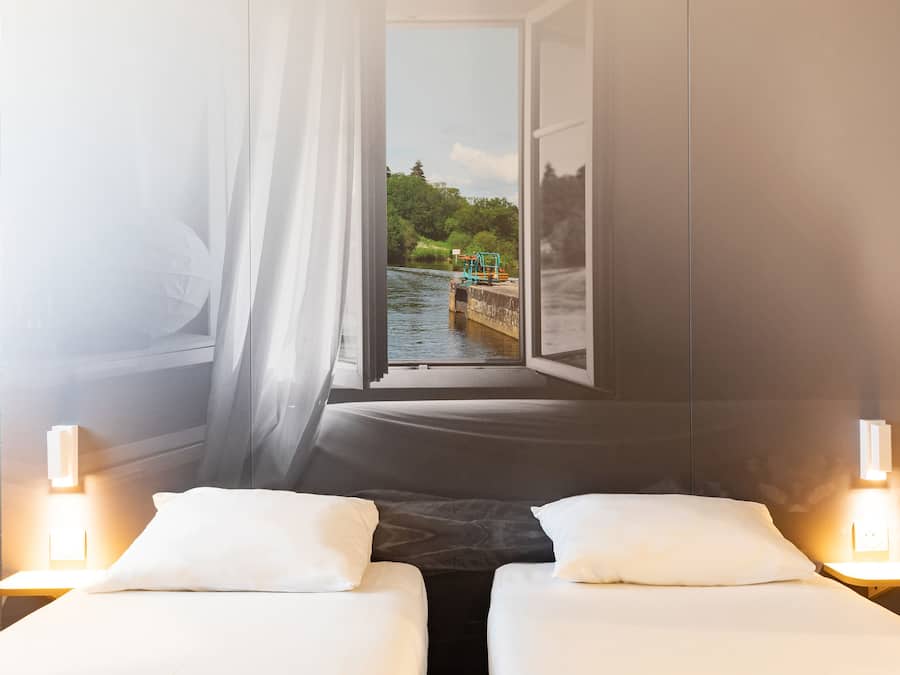 Habitación con 2 camas individuales | Ropa de cama de alta calidad, escritorio, sistema de insonorización