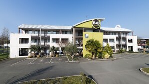 Un hotel B&B con aparcamiento, un área exterior cubierta y un cartel que indica acceso para sillas de ruedas.
