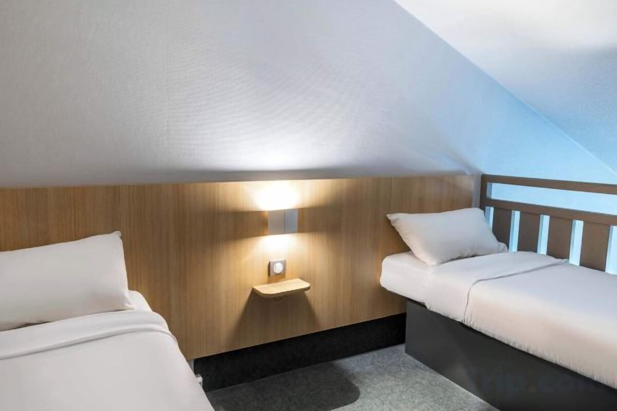 Premium bedding, desk, soundproofing, free WiFi