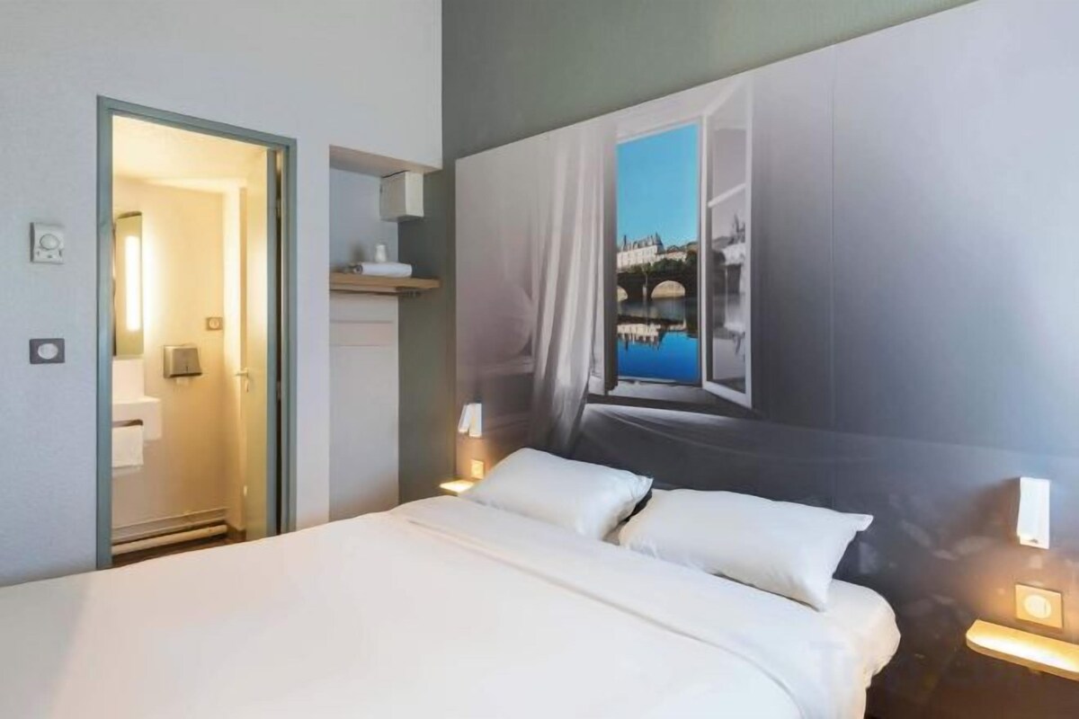 Premium bedding, desk, soundproofing, free WiFi