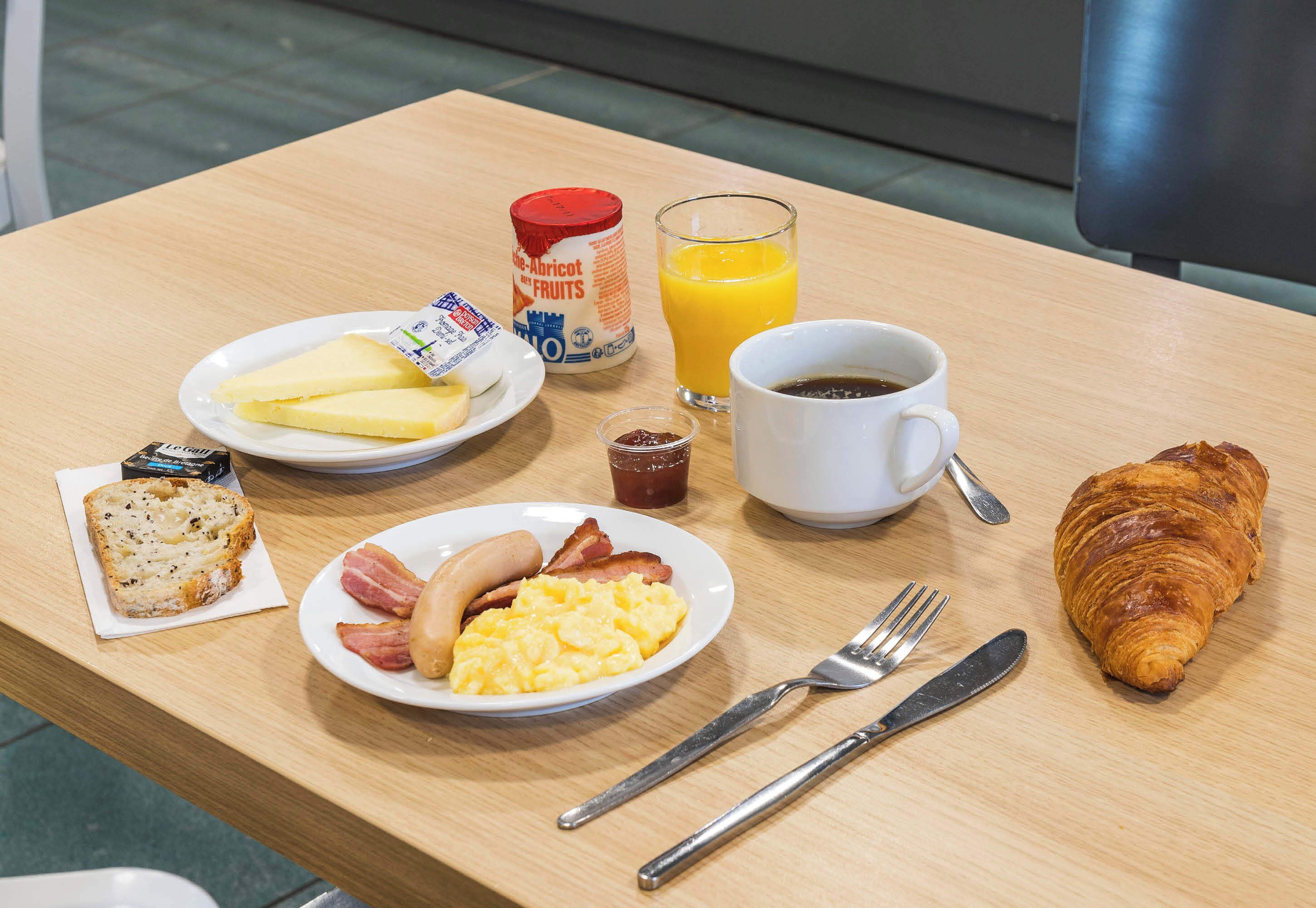 daily buffet breakfast for a fee