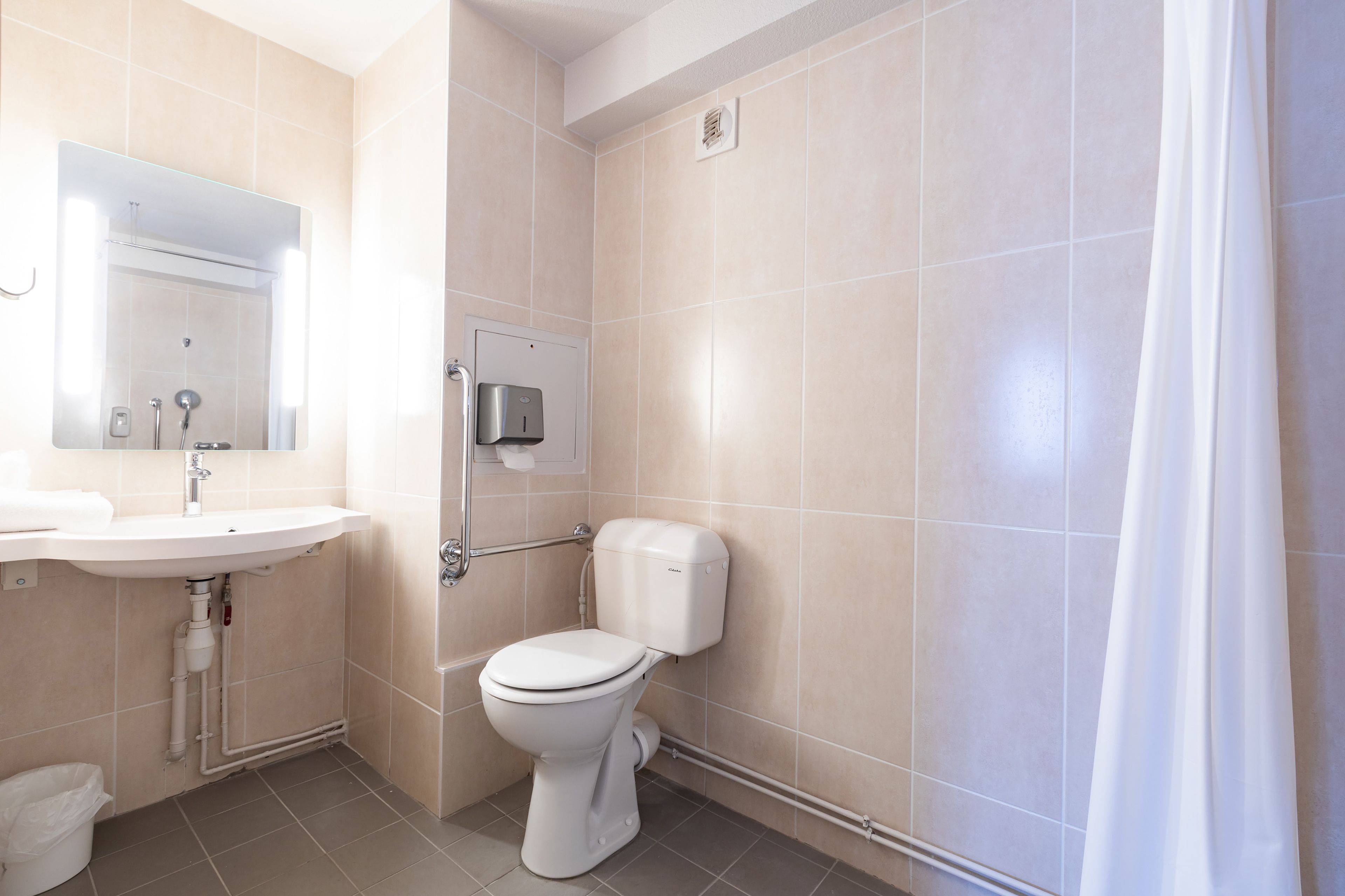 double room, accessible | bathroom | shower, towels