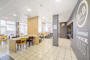 Tägliches Frühstücksbuffet gegen Gebühr