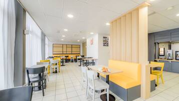 Petit déjeuner buffet servi tous les jours en supplément