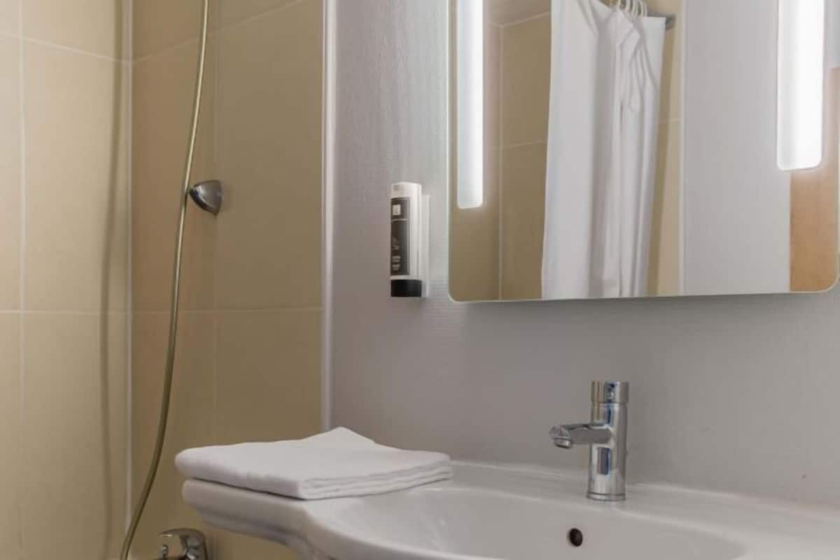 Shower, towels