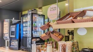 Daily buffet breakfast for a fee - B&B HOTEL Besançon Chateaufarine (Besancon)