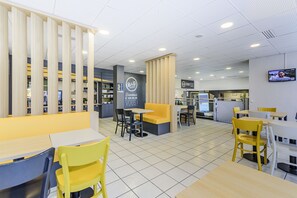 Desayuno buffet todos los días (con cargo) 