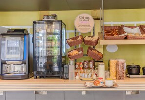 Daily buffet breakfast for a fee - B&B HOTEL Besançon Chateaufarine (Besancon)