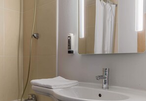 Shower, towels - B&B HOTEL Besançon Chateaufarine (Besancon)